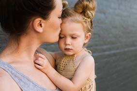 Making a will - mother and daughter